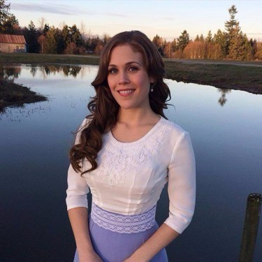 Actress Erin Krakow Talks Role Models, Family Friendly TV, and Counting Her Blessings